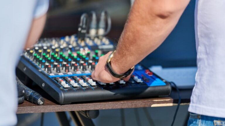 Top 13 best DJ controller for beginners