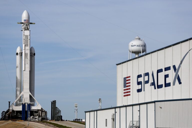 A Prototype of SpaceX’s Mars Rocket Roars to Life