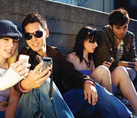 Market Share Surge in Europe because of Samsung’s Midrange Smartphones europeans using phone