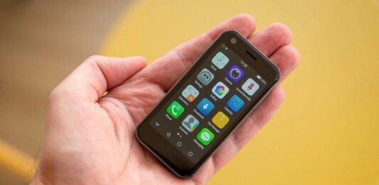 Great news for all the smartphone lovers, soon “Mony Mist” a smartphone manufacturer will launch the world’s smallest smartphone.