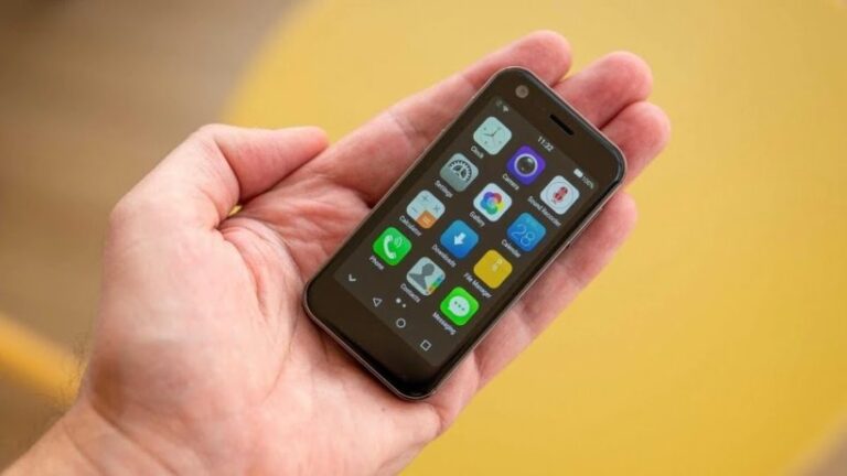 Great news for all the smartphone lovers, soon “Mony Mist” a smartphone manufacturer will launch the world’s smallest smartphone.