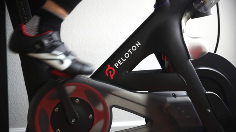 As Peloton fires north of 2,800 workers, it’s giving them a free 1-year membership on the exit plan